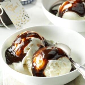 Helado con salsa de chocolate